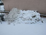 Si besoin j'ai encore du stock issu du déneigement de la semaine devant l'entrée de la maison. Stocké sur le terrain de pétanque!