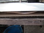 Il fait froid cette année et pour assurer la réussite de mes semis et la reprise des mes aubergines dans la serre en polycarbonate, j'ai dû improviser un système.<br />Une couche de cartons, un câble chauffant de 100w et une plaque d'aluminium de 2mm d'épaisseur. Et voilà une tablette chauffante, réglée à 23°C grâce à un thermostat.