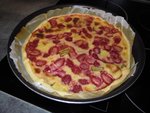 Et enfin, j'avais vu vendredi sur le forum quelques magnifiques tartes à la rhubarbe, alors j'ai craqué, je suis allé au marché chercher une barquette de ciflorettes et voici donc une tarte fraise rhubarbe.