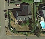 Vue de la maison par le Satellite de Google. Remarquer bien la délimitation entre notre maison et celle des voisins avec la piscine je vais en reparler.