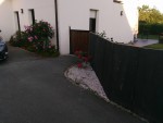 Le portillon donnant accès au Jardin depuis l'espace goudronné. Les deux massifs de fleur seront aussi a refaire il sont un peu vide.