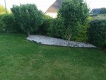 Massif qui est sur le coté coupé du terrain (en bas a gauche sur le plan). Il est très vide, c'est un pommier et un poirier qui y sont mis.