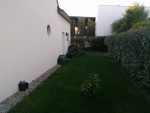 L'arrière de la maison, à droite la maison des voisins avec la piscine. C'est au fond collé à la haie et jusque l'entré arrière du garage que la Cabane sera mise.