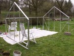 Et 3 côtés assemblés ! Les chaises longues ne sont pas là pour se reposer !!!  :lol: Mais pour maintenir parce que c'est pas très rigide et ça tombait sans arrêt quand on voulait les assembler !