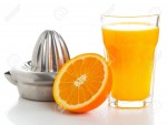 17782729-verre-de-jus-d-orange-fraîchement-pressé-avec-la-moitié-de-l-orange-en-tranches-et-presse-agrumes-su.jpg