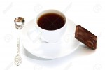 café-avec-une-cuillère-et-un-morceau-de-chocolat-sur-un-fond-blanc.jpg