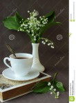 la-vie-toujours-avec-un-livre-une-tasse-de-café-et-un-brin-du-muguet-40054696.jpg