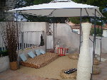 voila ma terrasse bon la c'etait a la cremaillere donc le decor est en supplement ... depuis il y a des canisses tout le tour