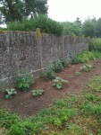 un complément le long d'un mur