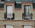 c'est l'appartement en vis à vis, mais c'est la même chose chez moi, sans les volets (je n'en ai pas)