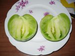tranchée ,elle laisse apparaître une chair vert-pâle, à la douce saveur acidulée!