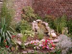 le parterre à l'ombre avec bassin et cascade
