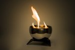 Une cheminée à l'éthanol ne sert pas à chauffer, c'est une flamme d'agrément, une flamme design sans les inconvénients, ni poussière, ni fumée, c'est pour cela qu'elle remporte beaucoup de succès, elle fonctionne à l'éthanol, comptez 1/2 L pour 1 heure de flambée. Le prix d'un litre d'éthanol , selon la qualité est en moyenne à 2 € le litre. J'ai une cheminée à l'éthanol depuis 2 ans et j'en suis ravie, j'ai pris un modèle verre de chez Alfra (eva 4 ) et j'en suis pleinement satisfaite...on retrouve une ambiance cocoon chez soi et les amis qui viennent à la maison nous réclament une flambée. Côté sécurité,attendre toujours que la cuve soit totalement vide avant de recharger en combustible, en général, on compte 3/4 d'heure, et on rallume avec un briquet long, pour ne pas se brûler le vernis à ongle.
