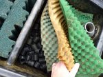 les supports de bactéries sous les filtres mousse de diverses densités