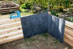 détail de construction de mes bacs: chevrons percés de fers à béton diamètre 16mm et sorte de &quot;plastique ondulé&quot; (comme le carton)