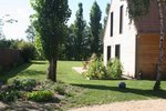Vue depuis le portail d'entrée (enfin ce qu'il en reste), avec petit massif sur la gauche, plus loin à gauche une haie varié (qui remplace une rangée de thuyas trentenaires, arrachés en début d'année), et devant la terrasse, un potager en carré