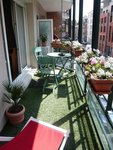voilà une vue de mon balcon. la cloison, et le vis à vis en biais.