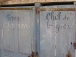 et oui,sans rire,  ici, 2 portes sur 5 , il  y a aussi 1 wc pour les hommes de troupes, et 2 autres pour les prisonniers (femme et homme)