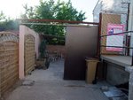 la porte qui sépare les deux cours, je pense y planter une glycine