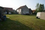 Voici le résultat, photo prise du verger, il a été planter pour séparer le verger du terrain une haie de spirée, mais je n'ais pas de photo.<br /><br />Je voudrais aménager le devant de la maison, j'ai un grand bac en pierre devant la fenêtre, un buis planté au niveau de l'angle, et un rosier et 3 hostas.<br />Hors mis le bac en pierre impossible de la redéplacer<br />Le devant de la maison est à l'ombre une grande partie de l'année, un peu d'ensoleillement l'été quand le soleil est haut.<br />J'aurai aimé habiller le mur, et la goutière, à terme nous auront une petit véranda devant juste histoire d'abritée le devant de la maison