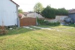 Voilà le devant de la maison:<br /><br />A gauche devant ou il y a le mur blanc, situation plein soleil, est planté mais peux être déplacé, il y a un petit épicéa planté à noël, derrière il y a des couvre sol, corbeille de marié, et une autre non identifié, <br />Je voulais mettre des arbuste persistant, et un fusain emerald'n gold au niveau du portail.<br /><br />De chaque côté du portail sur les pilier je voulais mettre des fleurs tombantes <br /><br />à droite du portail, c'est un petit tas de terre, j'aurai aimé créer ici un massif de fleur aux teinte rouge oranger avec: <br />chryssanthème, nandina domestica, viorne roseum, copalme d'amérique, andromède forest flama, achilée, et un conifère forme de cône qui monte pas trop haut pour rappeler le côté gauche