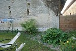 Et a gauche du groseillier j'aurai aimé y mettre des bulbes...<br /><br />il y a déjà des tulipes, hibiscus, oreille d'ours