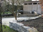 Que me conseillez-vous pour le revêtement de la dalle de béton de la petite terrasse ? j'ai entre 8 et 15 cm de battement en épaisseur: galets ? Pavés de béton ? bois ? Rien ? ...