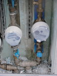 Un piquage sur l'arrivée d'eau ,et pose de 2compteurs ,a gauche ,maison: a droite jardin !cout il y a 4 ans=280€