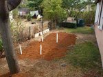 Les poteaux blancs délimitent mon futur potager en attendant que j'y mette une bordure.