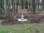 En début d'année, l'emplacement de la pergola est matérialisé, ajout d'hostas et hellébores, on ne voit plus les Acer qui ont perdu leurs feuilles, re-délimitation des contours