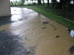 Comme les fossés sont très mal entretenus, dès qu'il pleut un peu ça déborde, voilà le résultat.<br />Beaucoup et me faire confiance, lundi M. le maire va avoir de mes nouvelles