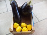 Une petite cagette d'aubergines et yellow stuffer