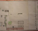 L'arrière de la maison avec la butte artificielle au sud et le poulailler/pigeonnier derrière le gros tilleul