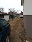 Le long côté gauche de la maison