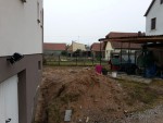 Devant la maison (assainissement en cour, d'où le gros tas de terre :) )