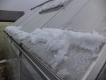 La neige que j'ai aidée à glissé du toit de la serre en polycarbonate.