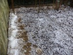 La neige qui à glissée le long de la serre tunnel.