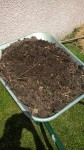 La brouette de compost est amenée au jardin,...
