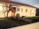 Vue du muret pour mieux voir l'entrée et le jardin devant la maison