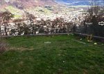 orientation plein sud (soleil toute la journée). Une partie de l'après midi vers 15h jusqu'à 16h, un noyer du voisin fait de l'ombre
