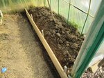 Les piquets placés avec les planches vissées dessus.
