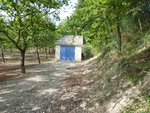 Vue montrant le petit hangar sur le terrain.<br />C'est sur la partie gauche que je veux créer une zone dégagée