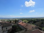 Pérouges se trouve sur une des extrémités du bord de la Dombes et la vue à 360° du haut du village est magnifique.
