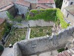 Les jardins de Pérouges.<br />Ils n'ont pas étés entretenus cette année. Quel dommage.